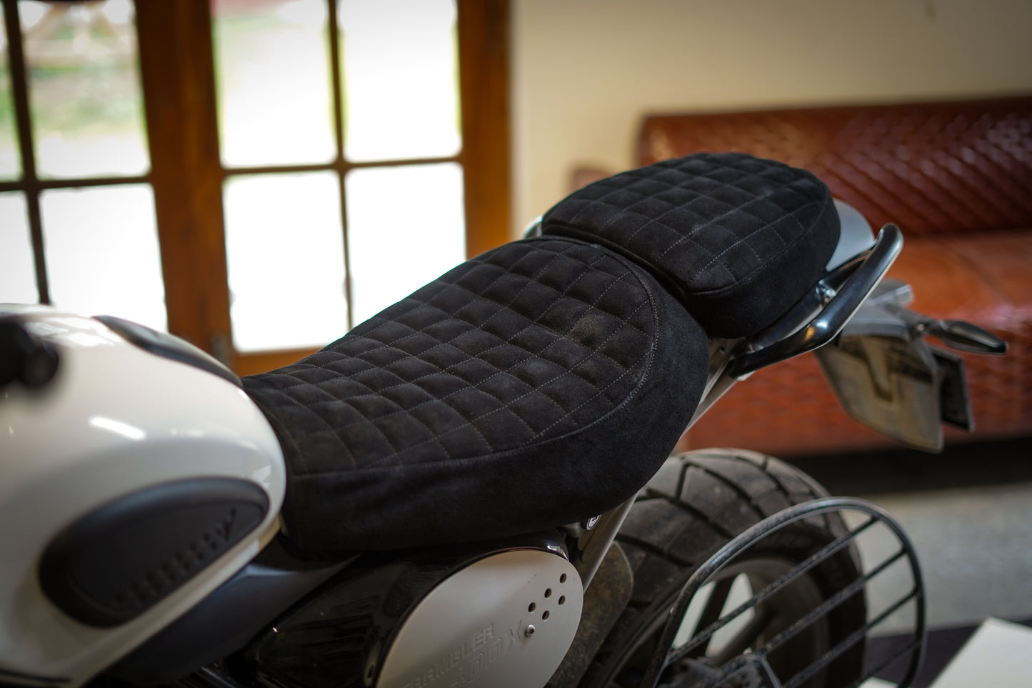 Triumph Scrambler400x seat cover - Grid stitch - Black