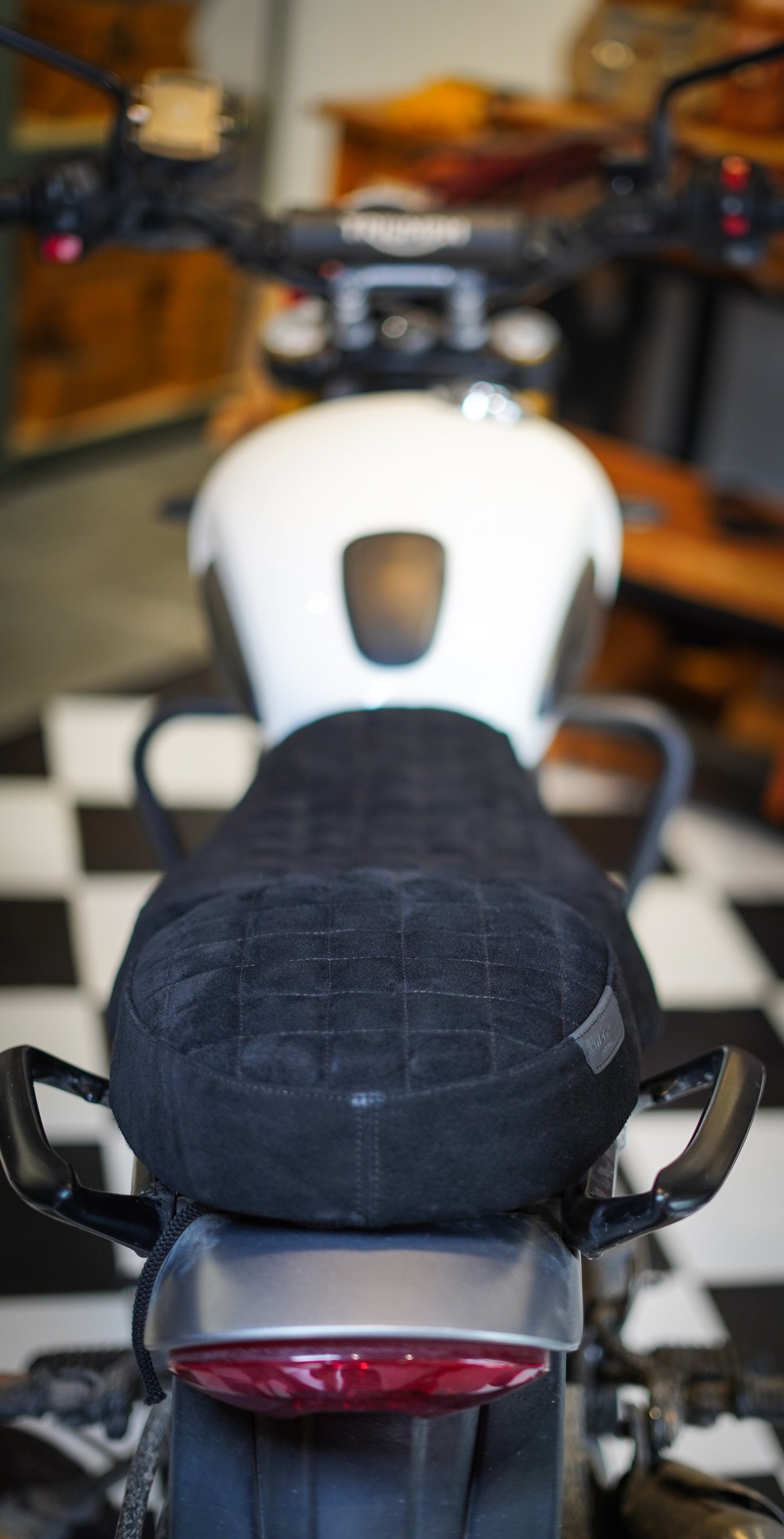 Triumph Scrambler400x seat cover - Grid stitch - Black