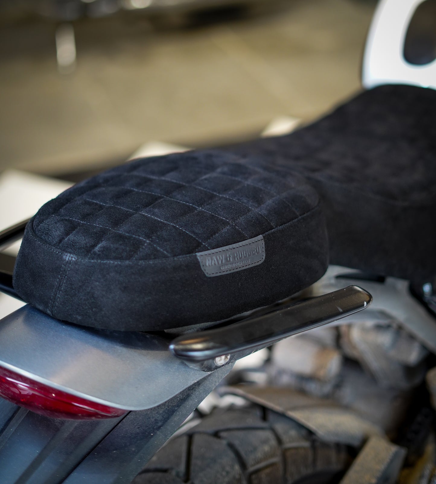 Triumph Scrambler400x seat cover - Grid stitch - Black