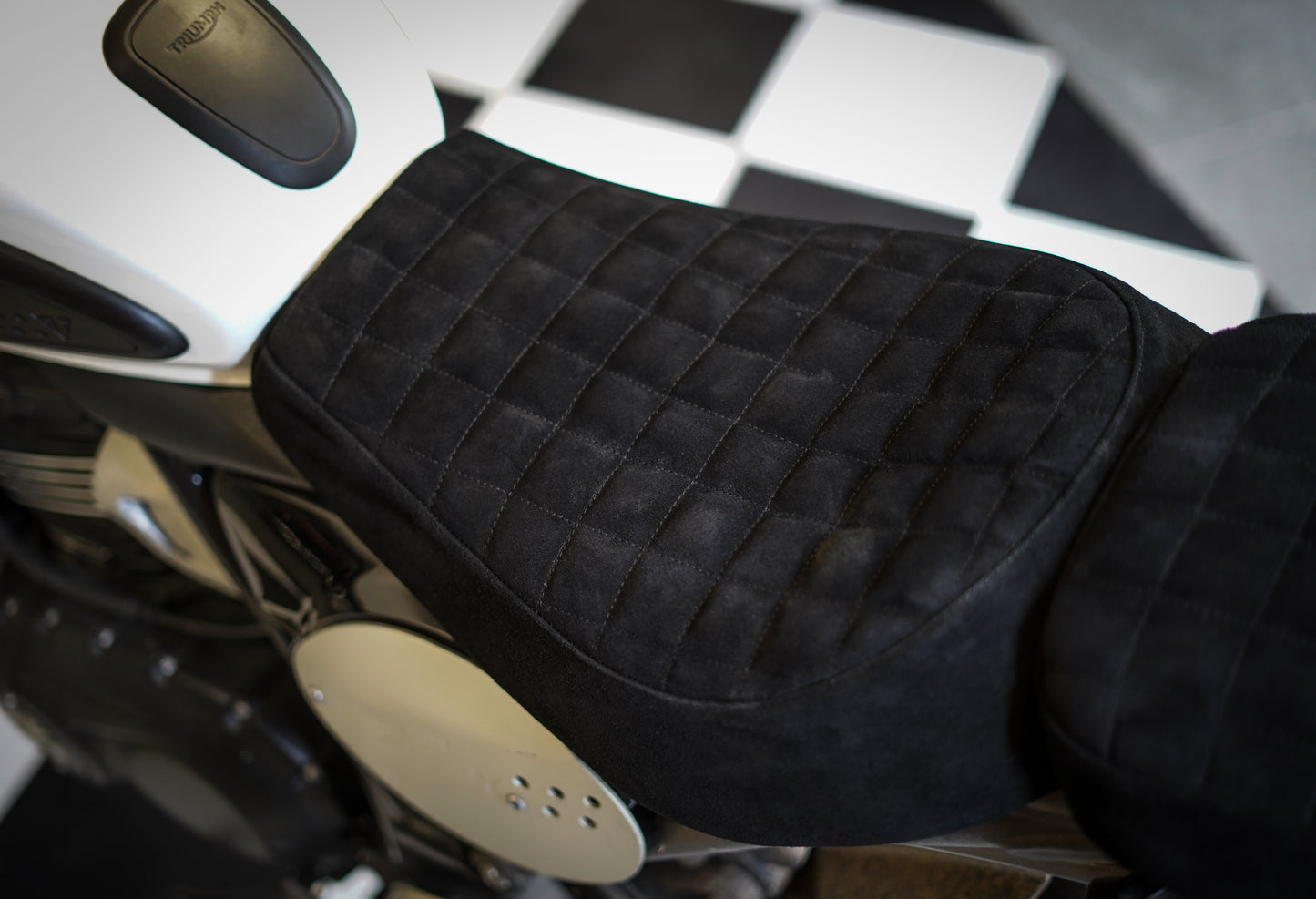 Triumph Scrambler400x seat cover - Grid stitch - Black