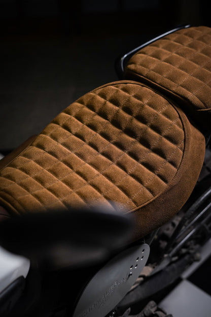 Triumph Scrambler400x seat cover - Grid stitch - Tobacco