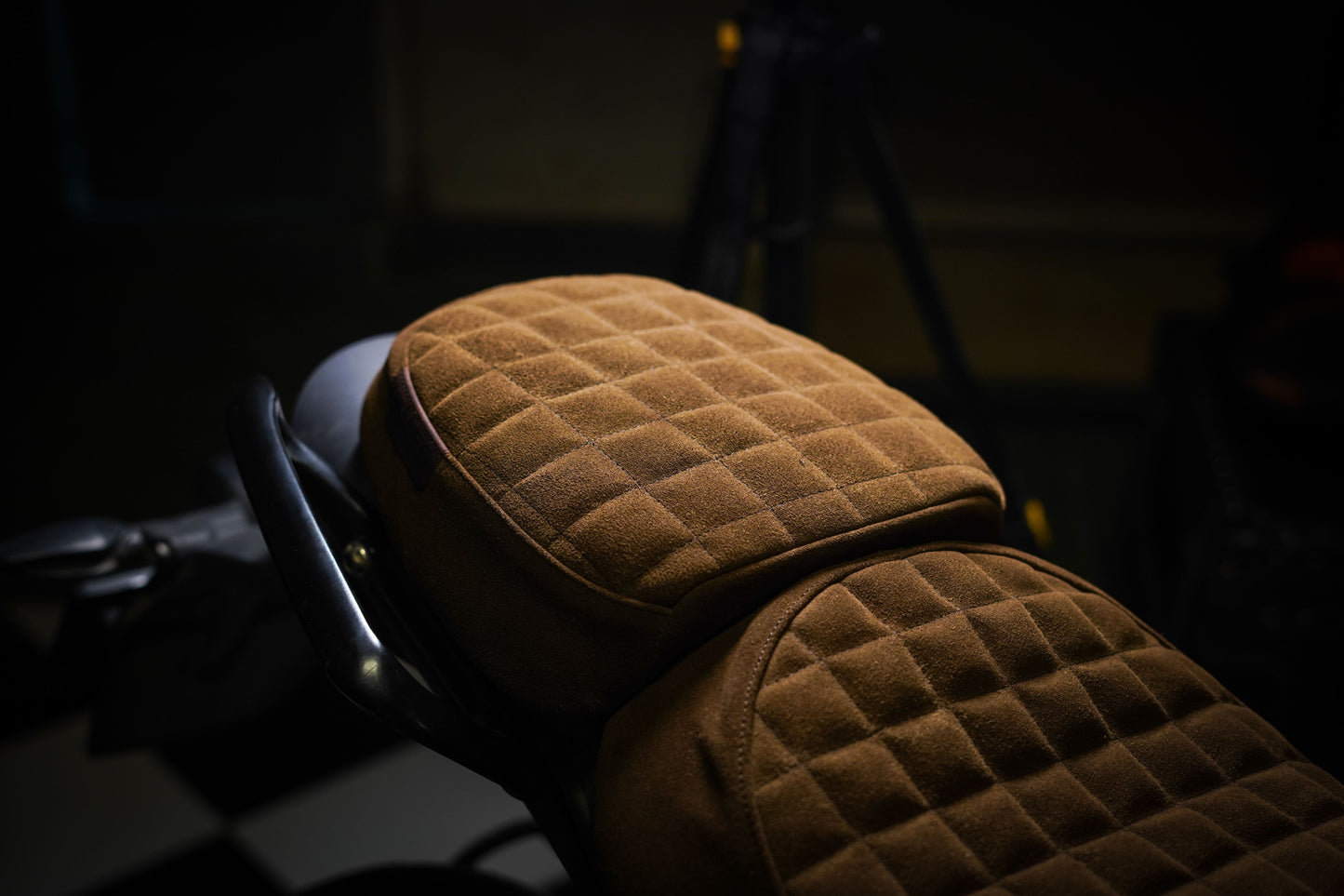 Triumph Scrambler400x seat cover - Grid stitch - Tobacco