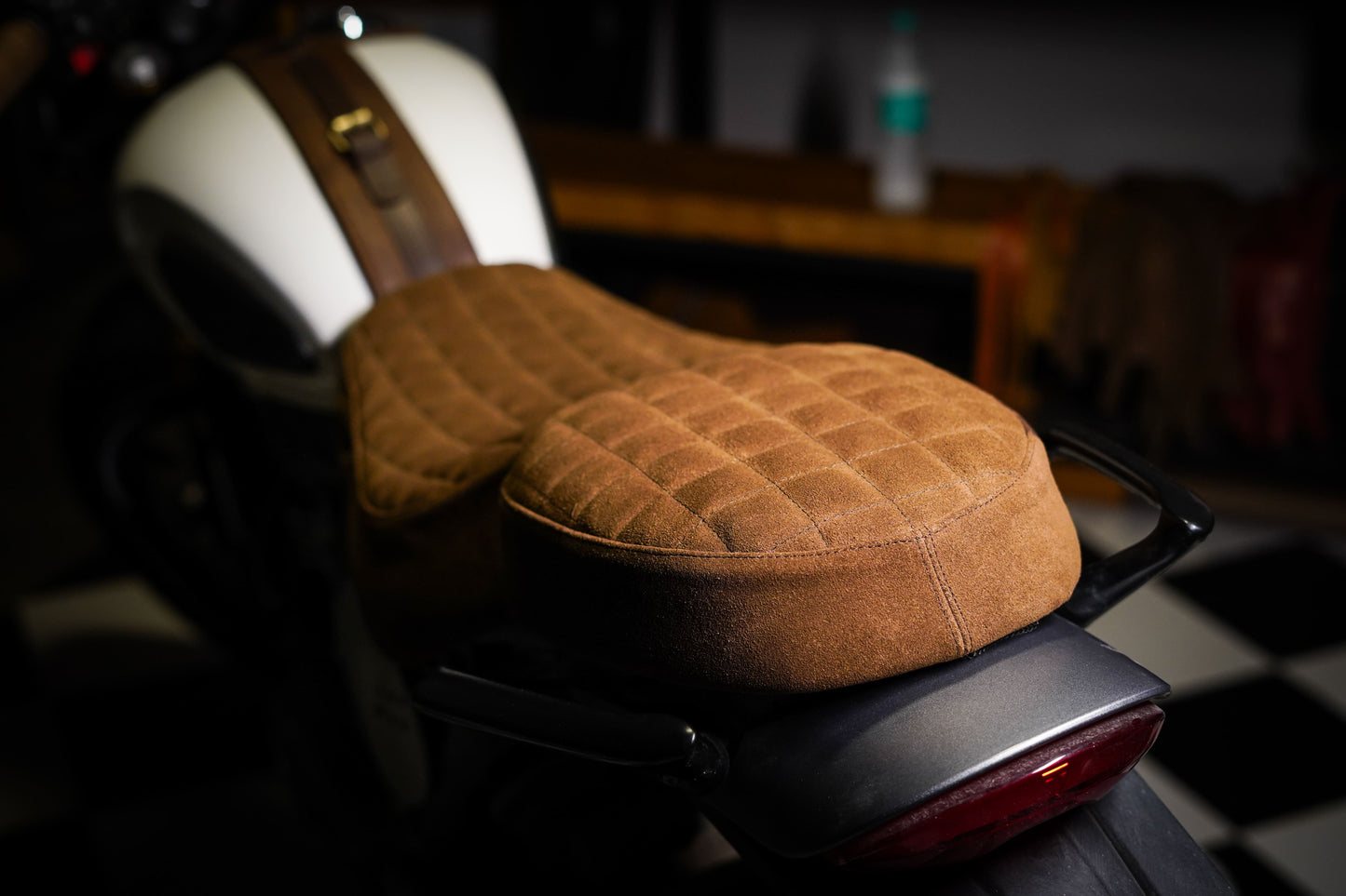 Triumph Scrambler400x seat cover - Grid stitch - Tobacco