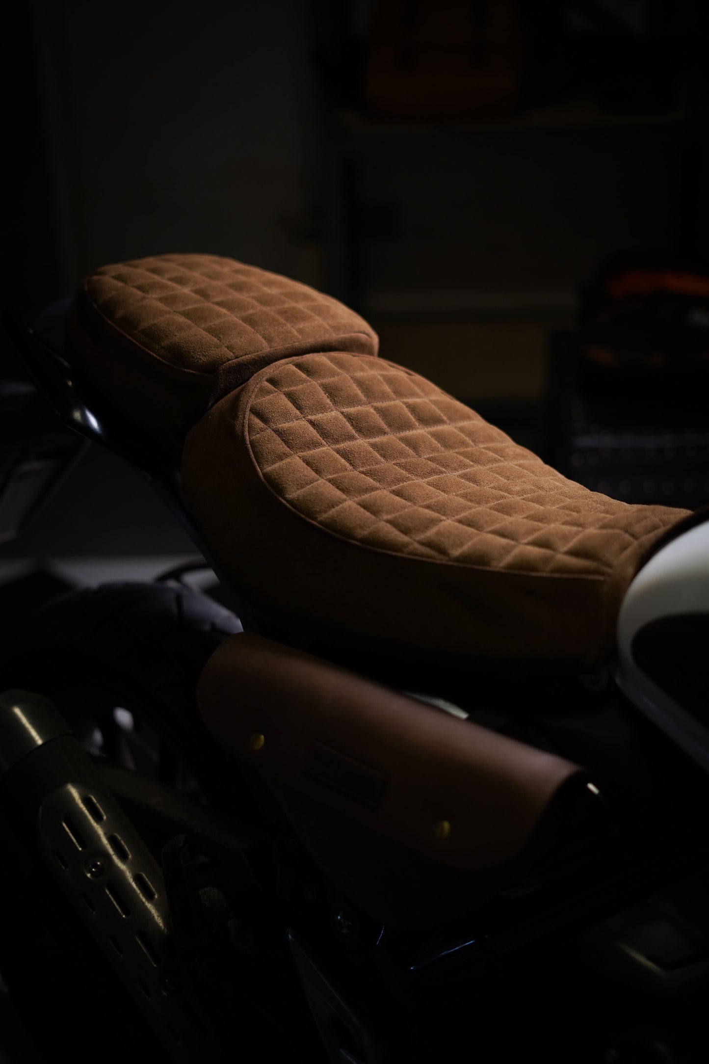 Triumph Scrambler400x seat cover - Grid stitch - Tobacco