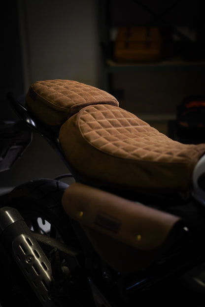 Triumph Scrambler400x seat cover - Grid stitch - Tobacco