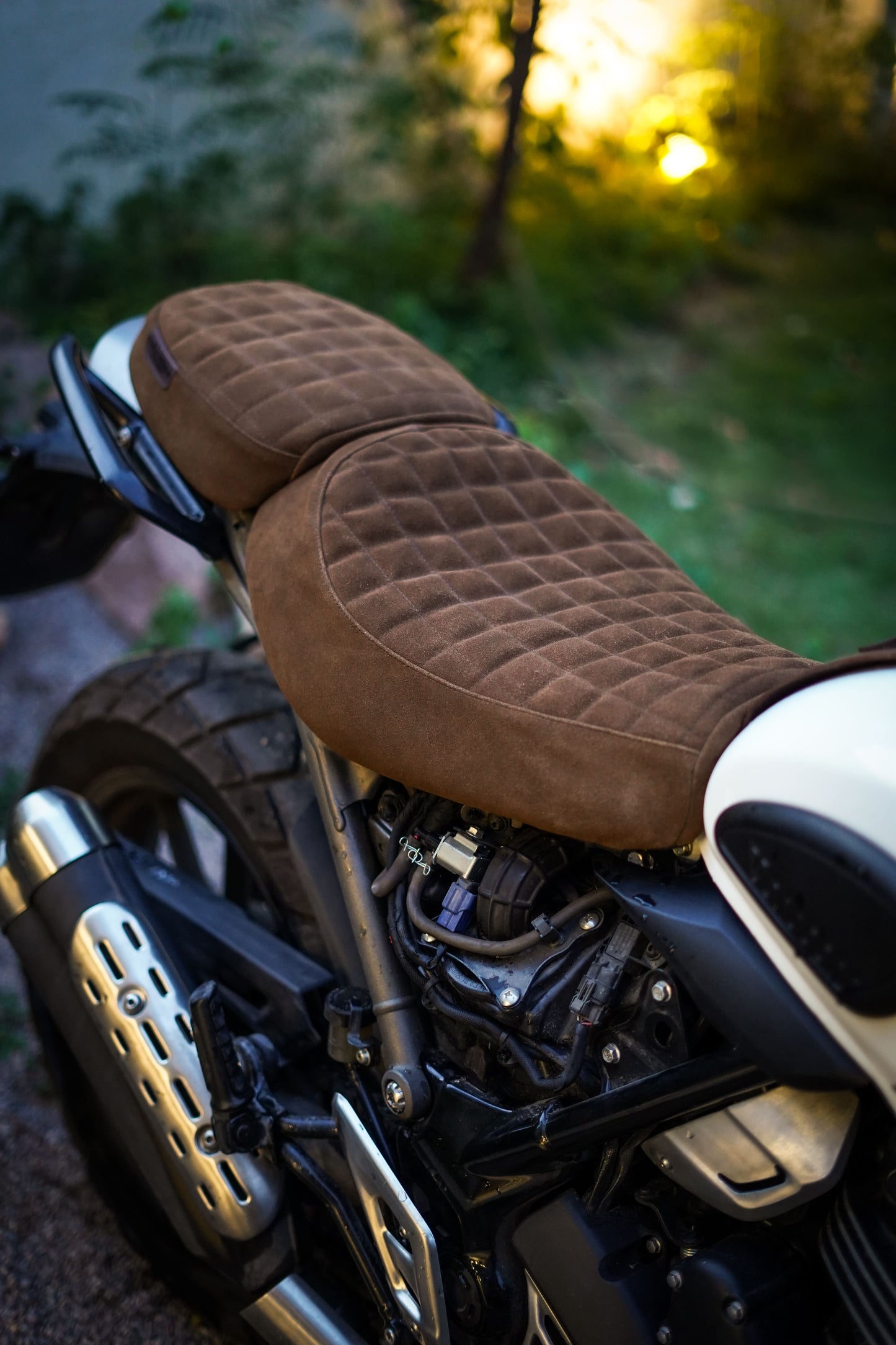 Triumph Scrambler400x seat cover - Grid stitch - Tobacco