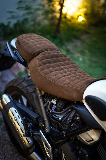 Triumph Scrambler400x seat cover - Grid stitch - Tobacco