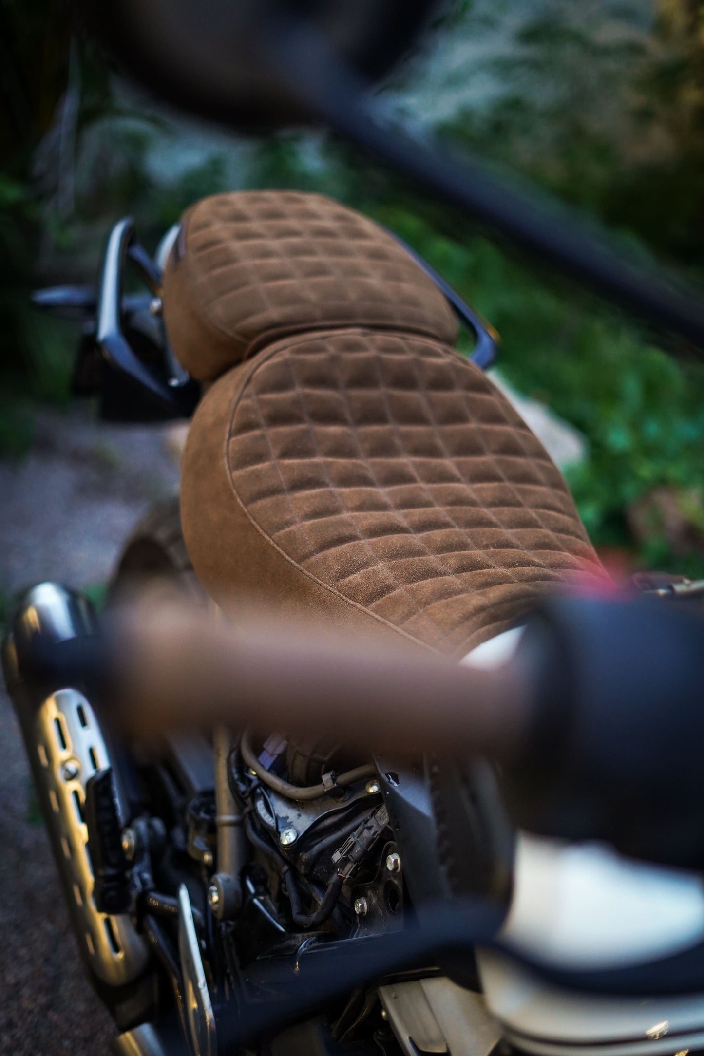 Triumph Scrambler400x seat cover - Grid stitch - Tobacco